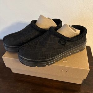 Ugg Tasman Graphic Monogram in black size 9 NIB